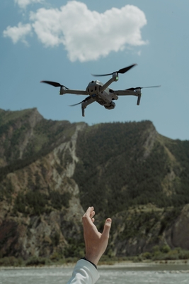 2.4G 5W Dışarıdaki Süper Drone Sinyal Güçlendirici 2.5dB Gürültü ve 1 μS Değiştirme Zaman Gecikmesi